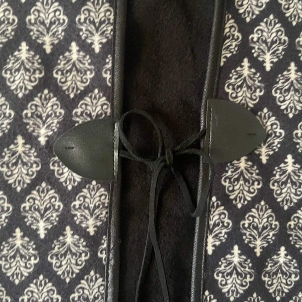 Elegant Black and Red Patterned Poncho - Picture 10 of 13